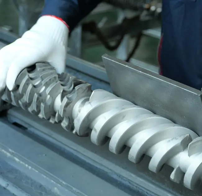 Zakaj se v ekstruderju večkrat pojavijo črne črte? Ta članek vas nauči, kako hitro ugotoviti, ali je to posledica težave s cevjo ali vijakom.