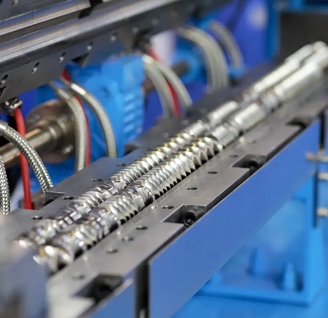 Delovni postopek in previdnostni ukrepi pri delovanju dvopolžnega granulatorja pene